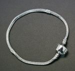 19 cm, bracciale in stile europeo in ottone, color platino, chiusura a calamita.