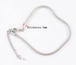 46 cm, collana in stile europeo in ottone, color platino, chiusura con moschettone e prolunga.