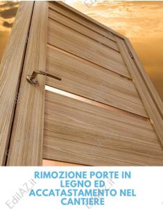 Rimozione porte interne in legno ed accatastamento nel cantiere Roma