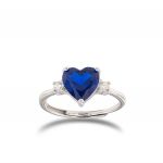 Anello con pietra a cuore blu e zirconi bianchi