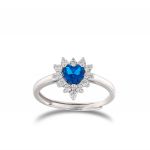 Anello royal con pietra blu a cuore e cornice di zirconi