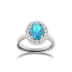 Anello royal con pietra azzurra ovale e cornice di zirconi